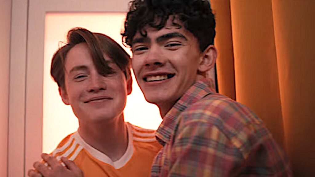 Nick et Charlie forment un adorable couple dans Heartstopper // Source : Netflix Nick et Charlie forment un adorable couple dans Heartstopper // Source : Netflix