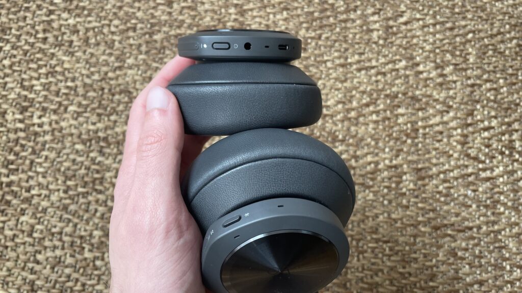 Les oreillettes du casque Bang @ Olufsen // Source : Maxime Claudel pour Numerama Les oreillettes du casque Bang @ Olufsen // Source : Maxime Claudel pour Numerama