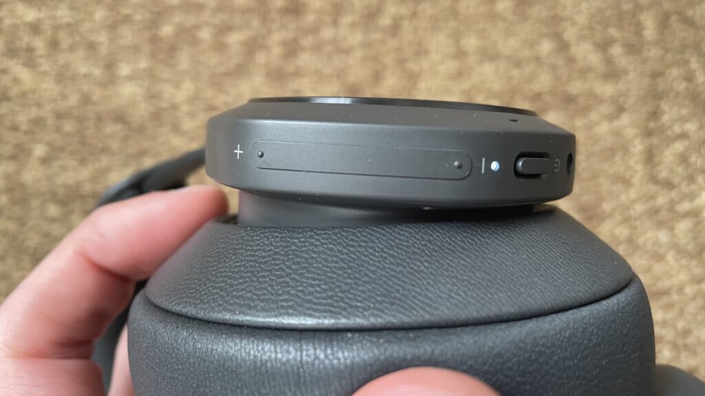 La barre tactile du casque Bang & Olufsen // Source : Maxime Claudel pour Numerama La barre tactile du casque Bang & Olufsen // Source : Maxime Claudel pour Numerama