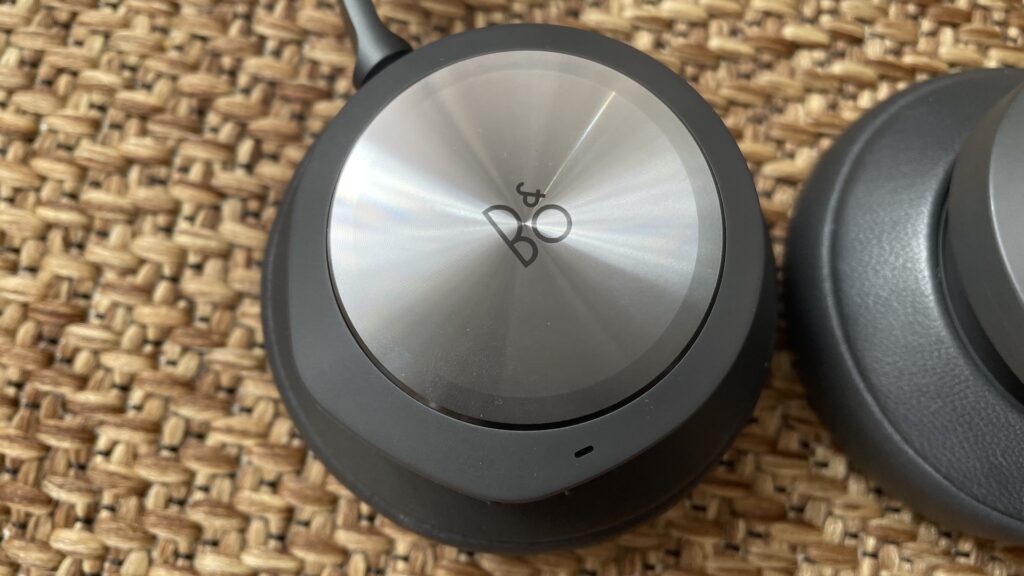 Le joli design du casque Bang & Olufsen // Source : Maxime Claudel pour Numerama Le joli design du casque Bang & Olufsen // Source : Maxime Claudel pour Numerama