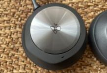 Le joli design du casque Bang & Olufsen // Source : Maxime Claudel pour Numerama Le joli design du casque Bang & Olufsen // Source : Maxime Claudel pour Numerama