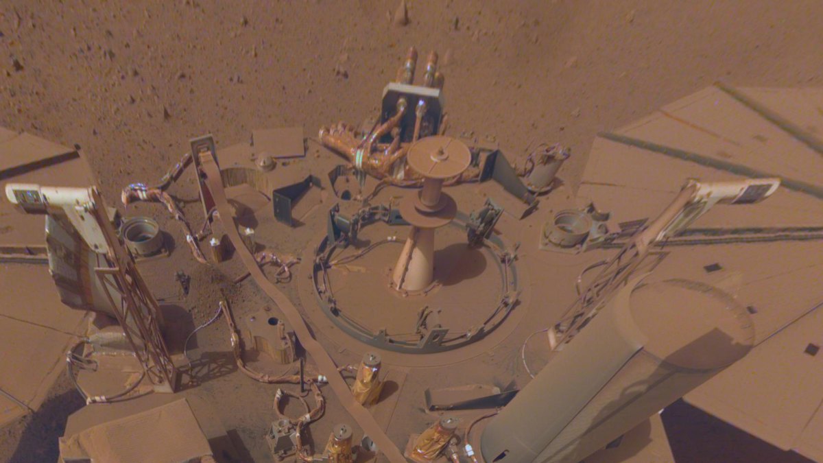 Le dernier selfie d'InSight sur Mars. // Source : NASA/JPL-Caltech (image recadrée) Le dernier selfie d'InSight sur Mars. // Source : NASA/JPL-Caltech (image recadrée)