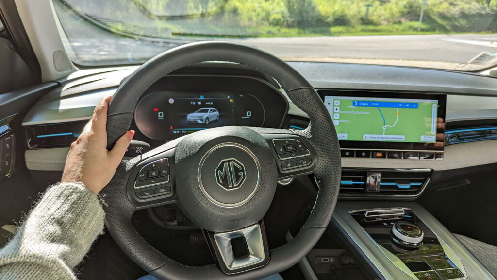 Au volant du MG5 // Source : Raphaelle Baut pour Numerama Au volant du MG5 // Source : Raphaelle Baut pour Numerama
