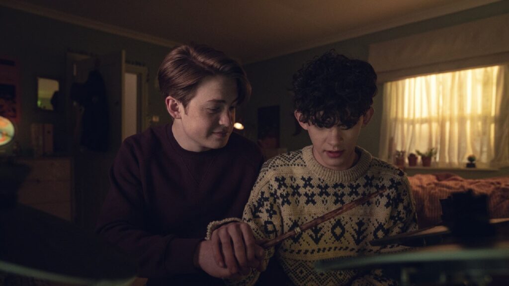 Nick, le joueur de rugby populaire, et Charlie, le musicien introverti, tombent amoureux l'un de l'autre // Source : Netflix Nick, le joueur de rugby populaire, et Charlie, le musicien introverti, tombent amoureux l'un de l'autre // Source : Netflix