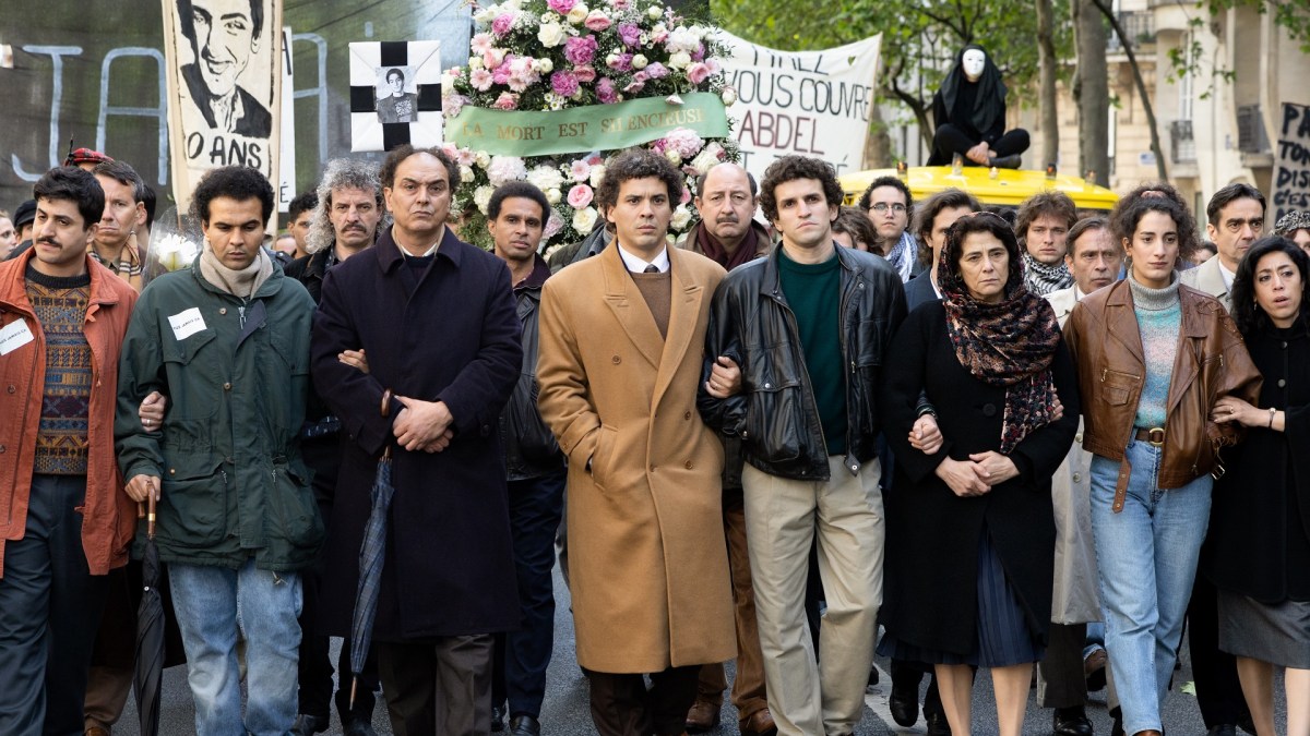 La série s'attarde notamment sur les conséquences politiques de la mort de Malik Oussekine // Source : Disney+ La série s'attarde notamment sur les conséquences politiques de la mort de Malik Oussekine // Source : Disney+