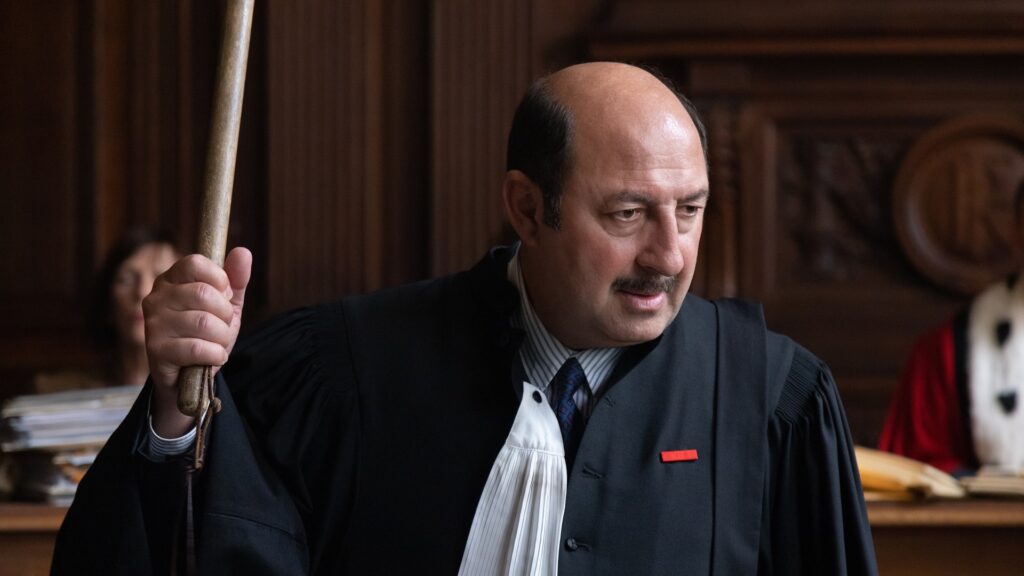 Kad Merad incarne l'avocat George Kiejman, qui a défendu la famille Oussekine lors du procès // Source : Disney+ Kad Merad incarne l'avocat George Kiejman, qui a défendu la famille Oussekine lors du procès // Source : Disney+