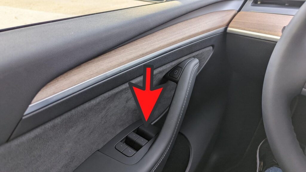 Poignée de secours pour Tesla Model Y // Source : Raphaelle Baut pour Numerama Poignée de secours pour Tesla Model Y // Source : Raphaelle Baut pour Numerama