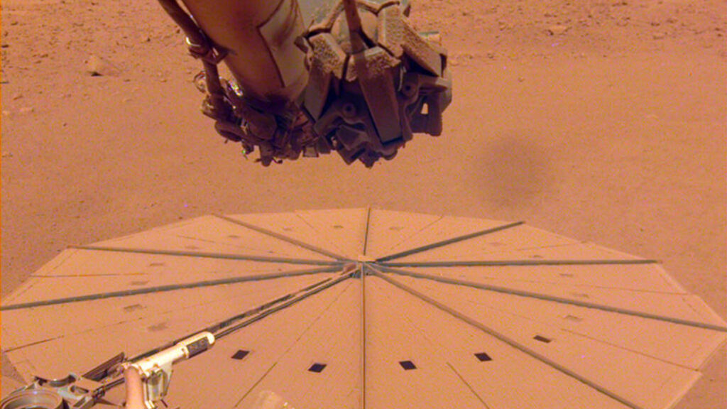 Les panneaux solaires d'InSight, couverts de poussière le 24 avril 2022. // Source : NASA/JPL-Caltech (photo recadrée) Les panneaux solaires d'InSight, couverts de poussière le 24 avril 2022. // Source : NASA/JPL-Caltech (photo recadrée)