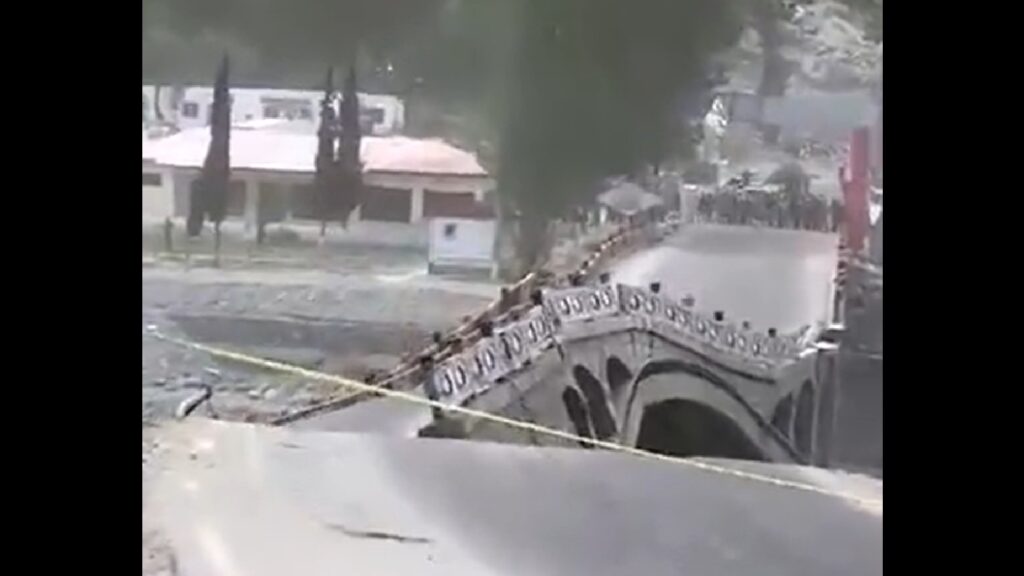 Effondrement du pont d'Hassanabad en mai 2022. // Source : Images postées sur Twitter Effondrement du pont d'Hassanabad en mai 2022. // Source : Images postées sur Twitter