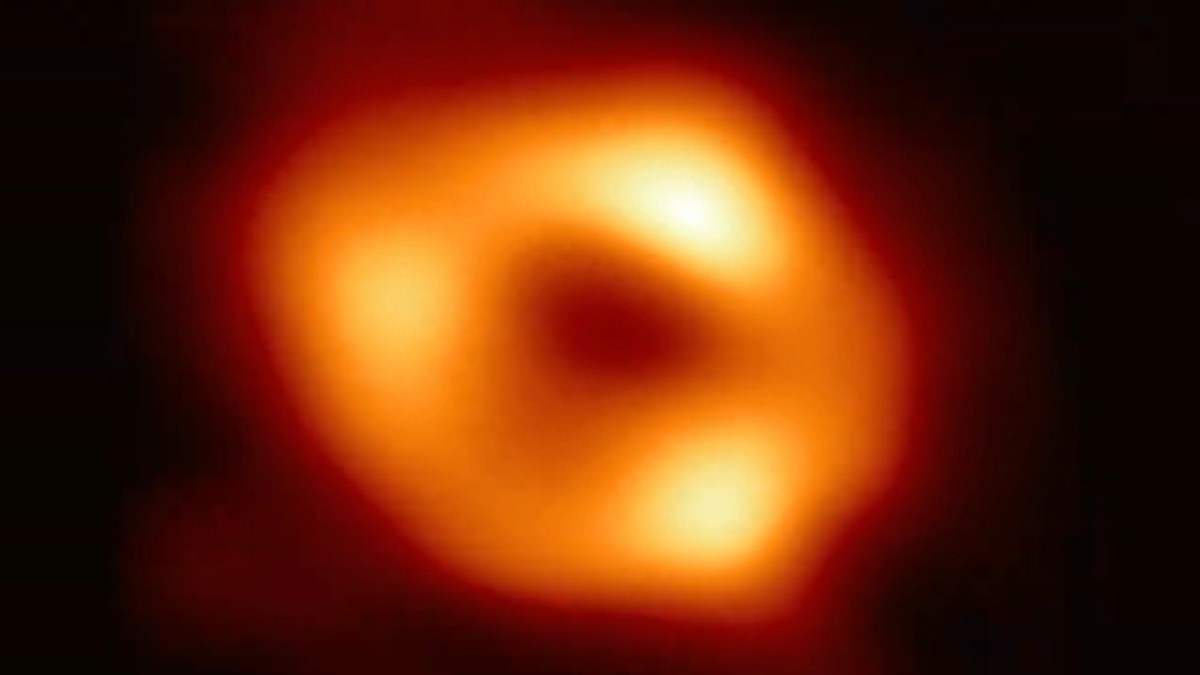 Le trou noir supermassif au centre de notre galaxie est à presque 26 000 années-lumière de nous. // Source : Photo ESO/EHT Le trou noir supermassif au centre de notre galaxie est à presque 26 000 années-lumière de nous. // Source : Photo ESO/EHT