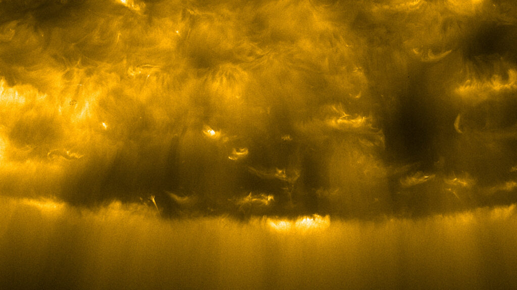 Pôle sud du Soleil. // Source : ESA & NASA/Solar Orbiter/EUI Team (photo recadrée) Pôle sud du Soleil. // Source : ESA & NASA/Solar Orbiter/EUI Team (photo recadrée)