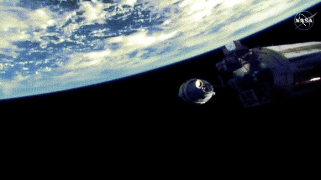 La capsule Starliner face à l'ISS // Source : NASA / YouTube La capsule Starliner face à l'ISS // Source : NASA / YouTube
