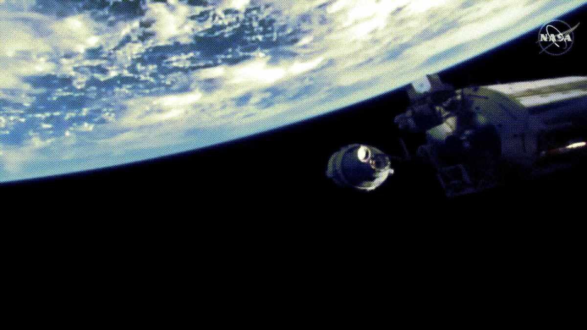 La capsule Starliner face à l'ISS // Source : NASA / YouTube La capsule Starliner face à l'ISS // Source : NASA / YouTube
