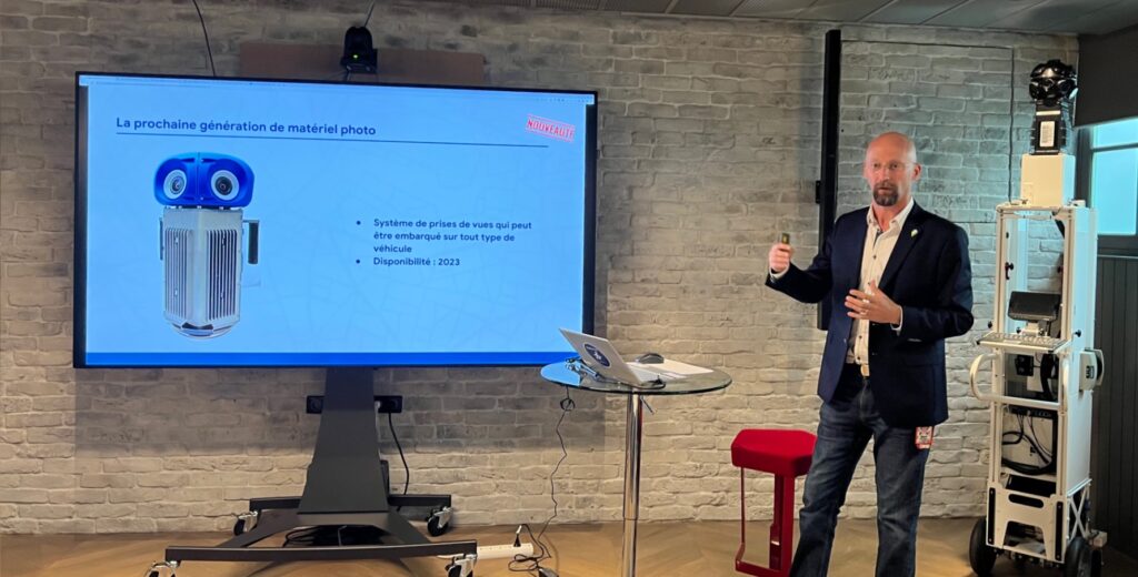 Google lancera une nouvelle caméra portative en 2023. À droite, vous pouvez voir le matériel utiliser pour modéliser un intérieur. // Source : Numerama Google lancera une nouvelle caméra portative en 2023. À droite, vous pouvez voir le matériel utiliser pour modéliser un intérieur. // Source : Numerama