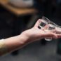 Verres d'alcool. // Source : Charlotte Harrison / Unsplash