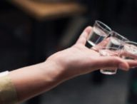 Verres d'alcool. // Source : Charlotte Harrison / Unsplash Verres d'alcool. // Source : Charlotte Harrison / Unsplash