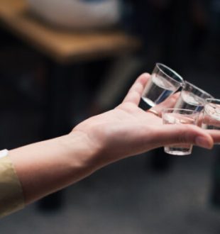 Verres d'alcool. // Source : Charlotte Harrison / Unsplash Verres d'alcool. // Source : Charlotte Harrison / Unsplash