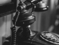 Vieux téléphone. // Source : Unsplash/Jez Timms (photo recadrée) Vieux téléphone. // Source : Unsplash/Jez Timms (photo recadrée)