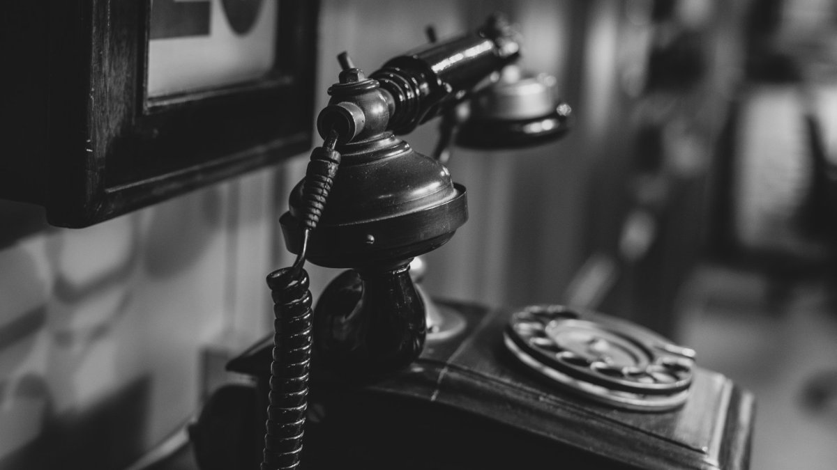 Vieux téléphone. // Source : Unsplash/Jez Timms (photo recadrée) Vieux téléphone. // Source : Unsplash/Jez Timms (photo recadrée)