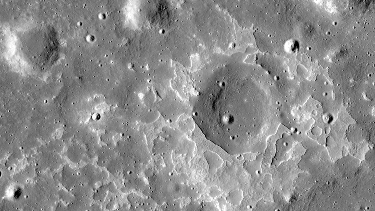 Dépôts volcaniques sur la Lune. // Source : NASA/GSFC/Arizona State University (image recadrée) Dépôts volcaniques sur la Lune. // Source : NASA/GSFC/Arizona State University (image recadrée)