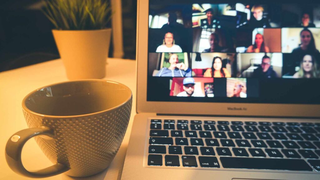 Un meeting sur Zoom // Source : Compare Fibre / Unsplash Un meeting sur Zoom // Source : Compare Fibre / Unsplash