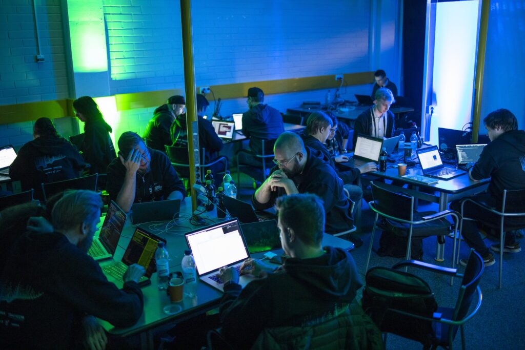 Le premier hackathon de cybersécurité 5G ouvert au monde a rassemblé 70 spécialistes de la cybersécurité de 15 pays différents pour relever les défis lancés par Ericsson, Nokia et l'université d'Oulu. Le hackathon a été organisé par le Centre national de cybersécurité de Finlande // Source : Traficom Le premier hackathon de cybersécurité 5G ouvert au monde a rassemblé 70 spécialistes de la cybersécurité de 15 pays différents pour relever les défis lancés par Ericsson, Nokia et l'université d'Oulu. Le hackathon a été organisé par le Centre national de cybersécurité de Finlande // Source : Traficom