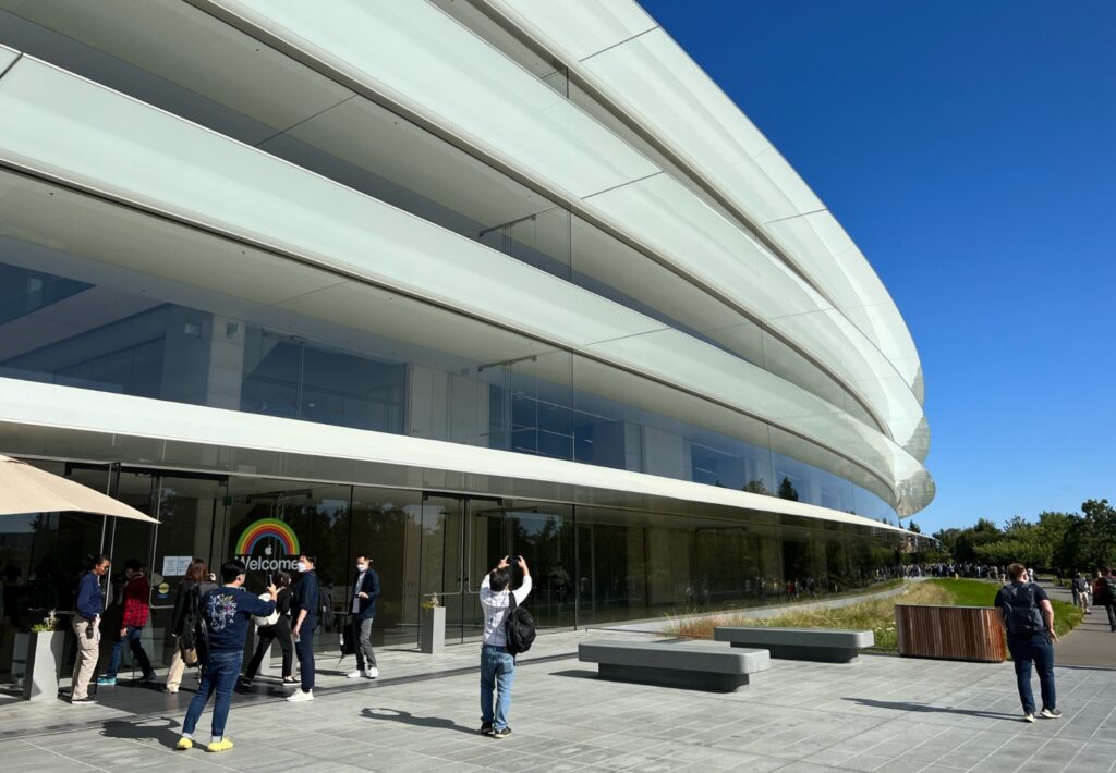 Pour la première fois, des journalistes ont pu rentrer dans l'Apple Park. // Source : Numerama Pour la première fois, des journalistes ont pu rentrer dans l'Apple Park. // Source : Numerama