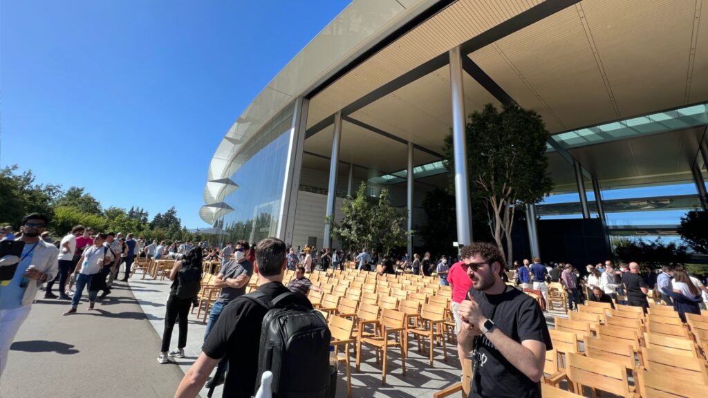 C'est sur ces chaises, sur la terrasse du restaurant de l'Apple Park, que les journalistes étaient. // Source : Numerama