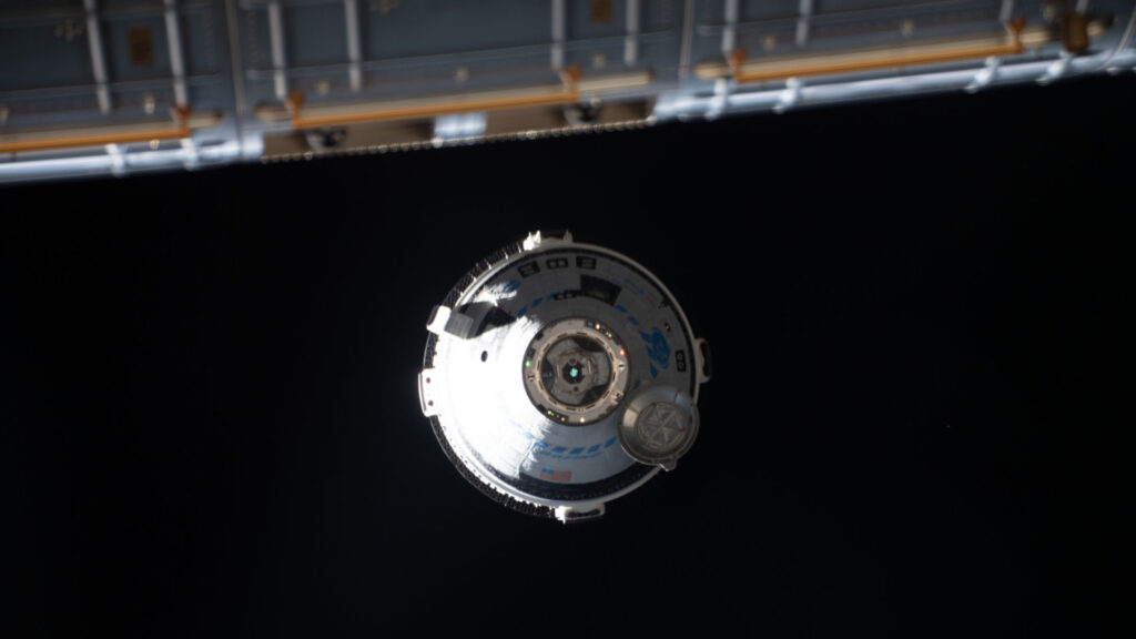 La capsule Starliner de Boeing, sans équipage à bord, approchant de l'ISS. // Source : Flickr/CC/NASA Johnson (photo recadrée) La capsule Starliner de Boeing, sans équipage à bord, approchant de l'ISS. // Source : Flickr/CC/NASA Johnson (photo recadrée)