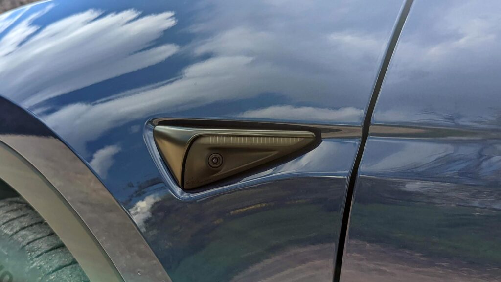 Camera Tesla Model Y // Source : Raphaelle Baut Camera Tesla Model Y // Source : Raphaelle Baut