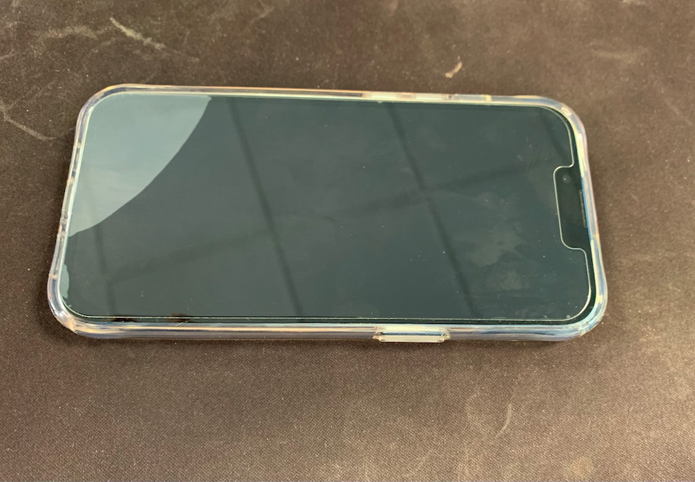 Bulle sur un écran en verre trempé IPhone 13 // Source : Numerama Bulle sur un écran en verre trempé IPhone 13 // Source : Numerama