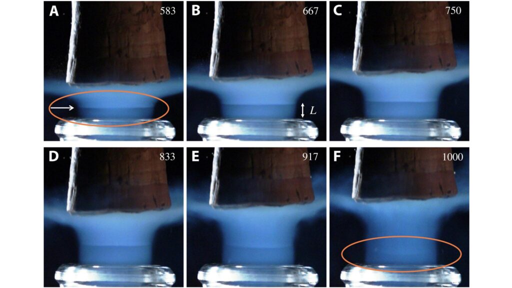 Sur cette macrophotographie, on voit l'onde de choc, qui finit par disparaître après quelques millisecondes à mesure que le bouchon est libéré. // Source : Physics of Fluids, 2022 (GÉRARD LIGER-BELAIR HTTPS://ORCID.ORG/0000-0002-4474-7283 DANIEL CORDIERAND ROBERT GEORGES) Sur cette macrophotographie, on voit l'onde de choc, qui finit par disparaître après quelques millisecondes à mesure que le bouchon est libéré. // Source : Physics of Fluids, 2022 (GÉRARD LIGER-BELAIR HTTPS://ORCID.ORG/0000-0002-4474-7283 DANIEL CORDIERAND ROBERT GEORGES)