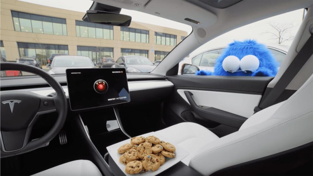 Mode Sentinelle des Tesla avec Cookie Monster // Source : Capture d'écran Tesla Mode Sentinelle des Tesla avec Cookie Monster // Source : Capture d'écran Tesla