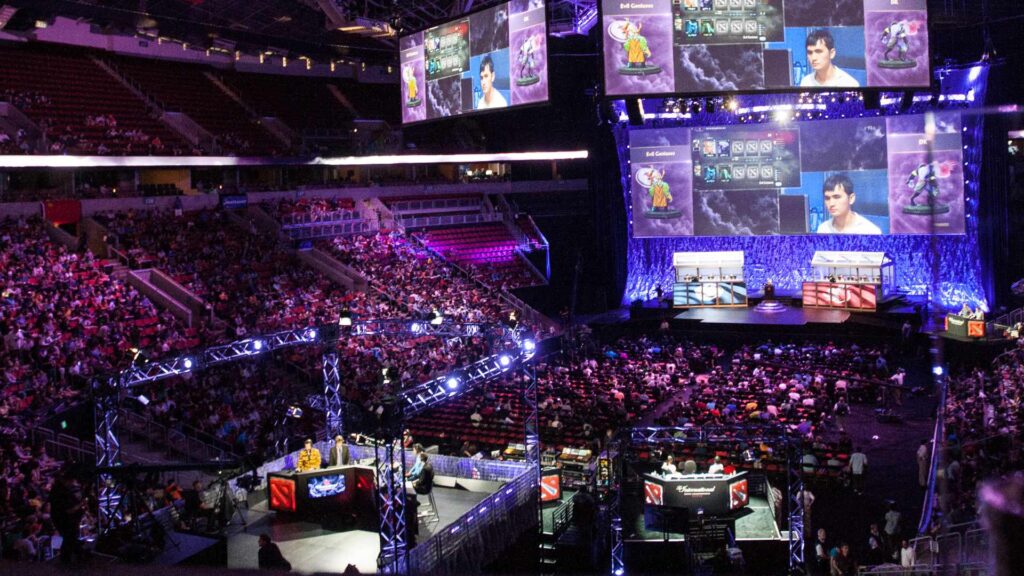 Un tournoi de Dota, organisé en 2014 à Seattle // Source : Wikimedia Commons Un tournoi de Dota, organisé en 2014 à Seattle // Source : Wikimedia Commons