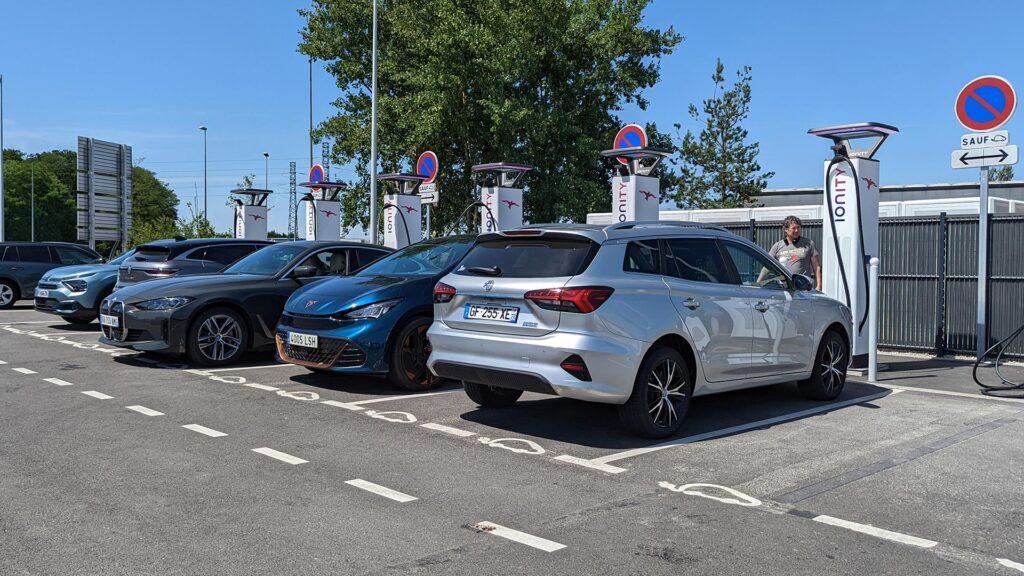 Recharge des routières électriques // Source : Raphaelle Baut pour Numerama Recharge des routières électriques // Source : Raphaelle Baut pour Numerama