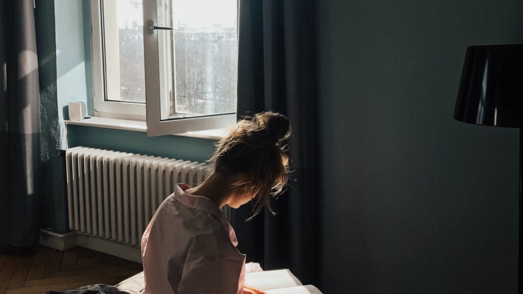 Pendant une canicule, il ne vaut mieux pas laisser la fenêtre ouverte en journée. // Source : Pexels