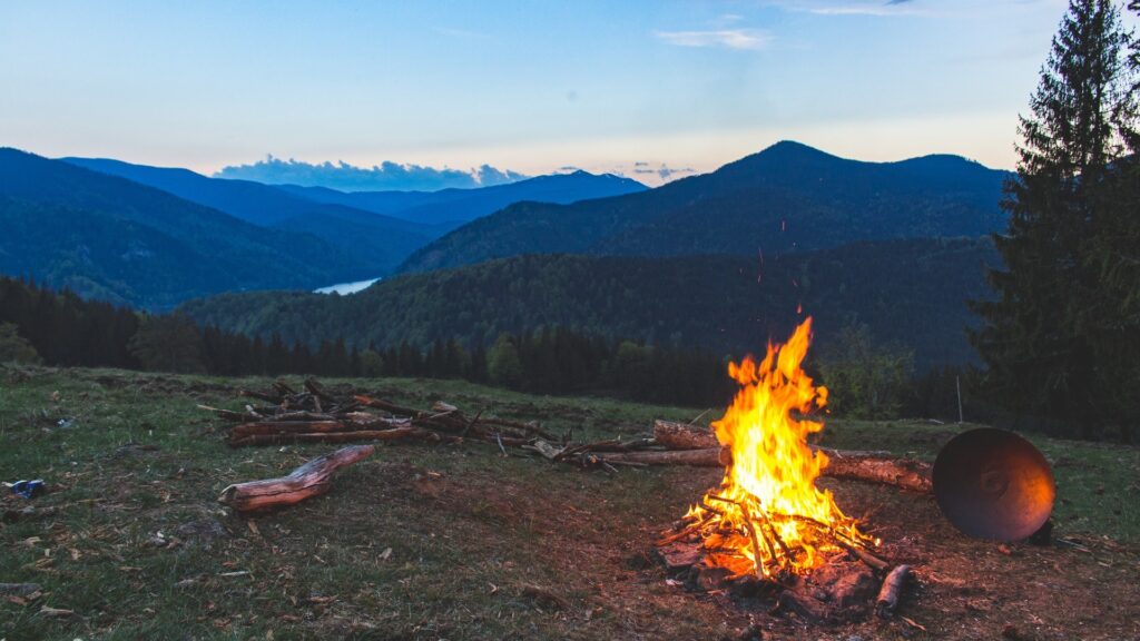 Savoir faire un feu de camp n'a pas toujours été une évidence. // Source : Pexels Savoir faire un feu de camp n'a pas toujours été une évidence. // Source : Pexels
