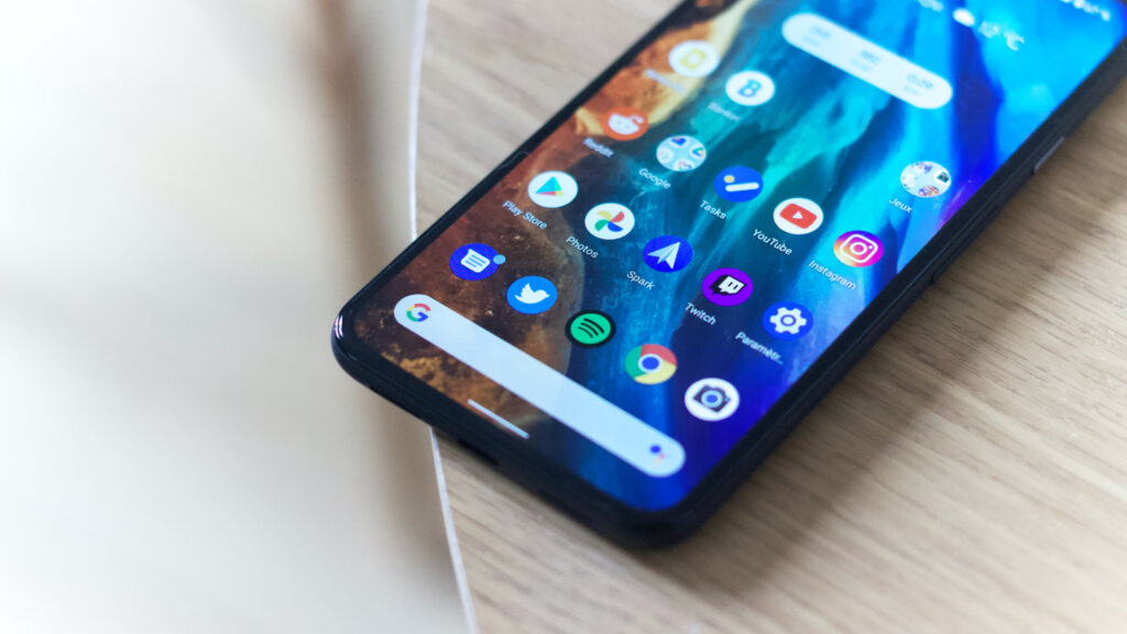 Un smartphone Google Pixel. // Source : Unsplash/Adrien (photo recadrée) Un smartphone Google Pixel. // Source : Unsplash/Adrien (photo recadrée)