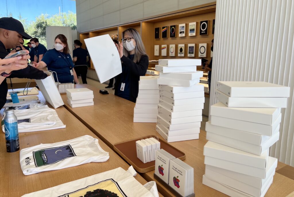 Les boîtes dans lesquels se trouvent les t-shirts. // Source : Numerama Les boîtes dans lesquels se trouvent les t-shirts. // Source : Numerama