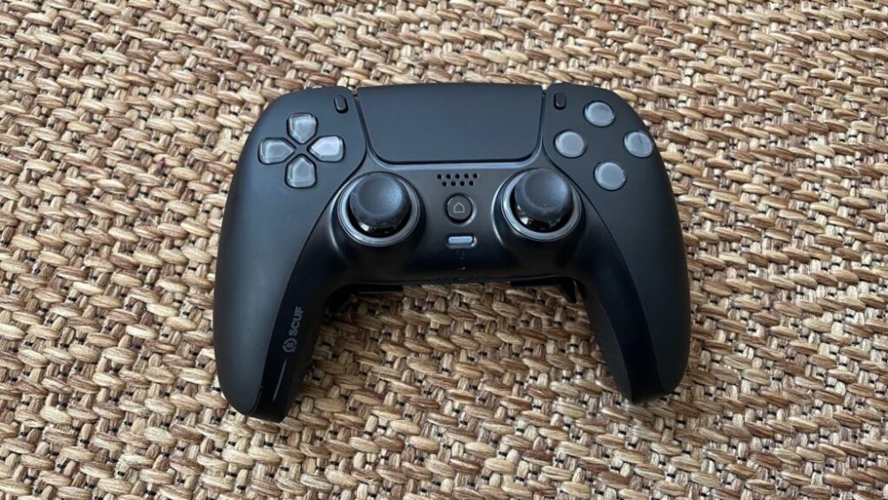 La manette Scuf Reflex pour PS5 // Source : Maxime Claudel pour Numerama La manette Scuf Reflex pour PS5 // Source : Maxime Claudel pour Numerama