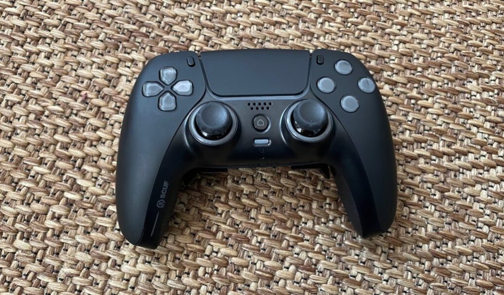 La manette Scuf Reflex pour PS5 // Source : Maxime Claudel pour Numerama La manette Scuf Reflex pour PS5 // Source : Maxime Claudel pour Numerama