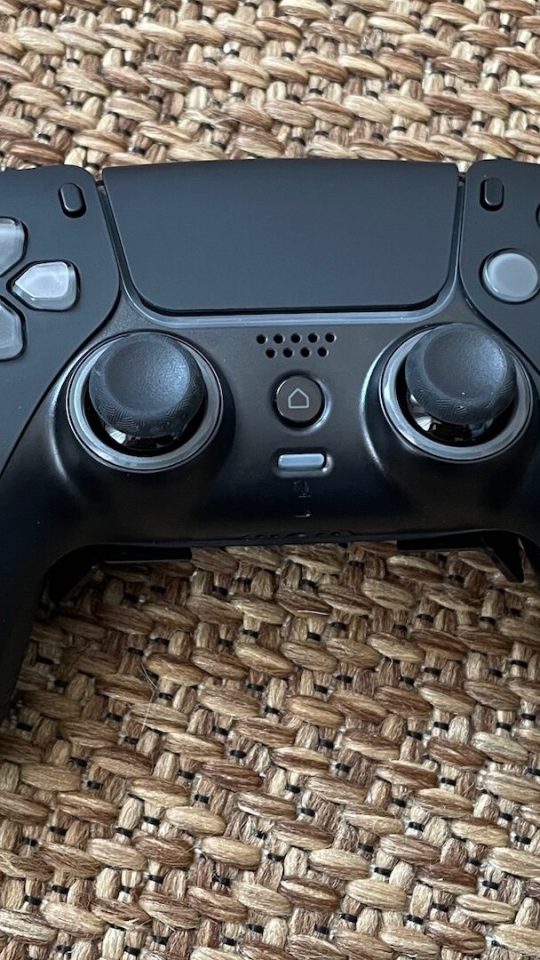 La manette Scuf Reflex pour PS5 // Source : Maxime Claudel pour Numerama