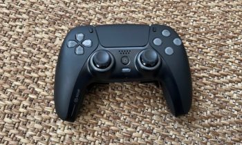 La manette Scuf Reflex pour PS5 // Source : Maxime Claudel pour Numerama La manette Scuf Reflex pour PS5 // Source : Maxime Claudel pour Numerama