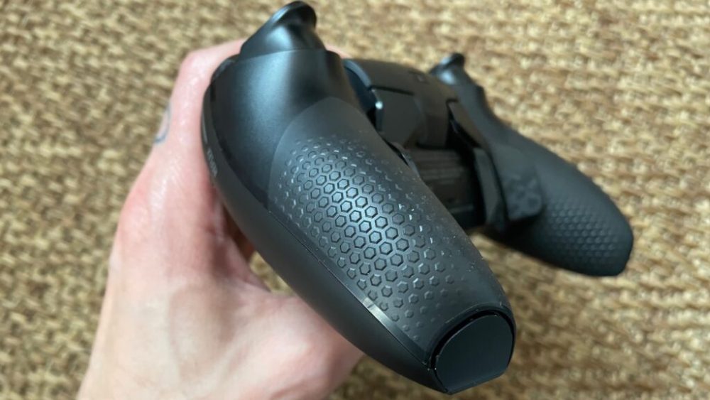 Le grip de la manette Scuf Reflex pour PS5 // Source : Maxime Claudel pour Numerama Le grip de la manette Scuf Reflex pour PS5 // Source : Maxime Claudel pour Numerama