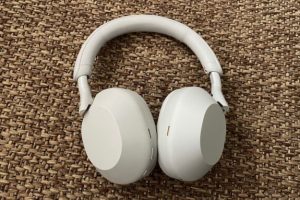 Le casque Sony WH-1000XM5 // Source : Maxime Claudel pour Numerama Le casque Sony WH-1000XM5 // Source : Maxime Claudel pour Numerama