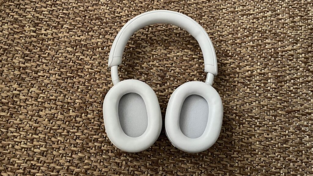 Le casque Sony WH-1000XM5 // Source : Maxime Claudel pour Numerama Le casque Sony WH-1000XM5 // Source : Maxime Claudel pour Numerama