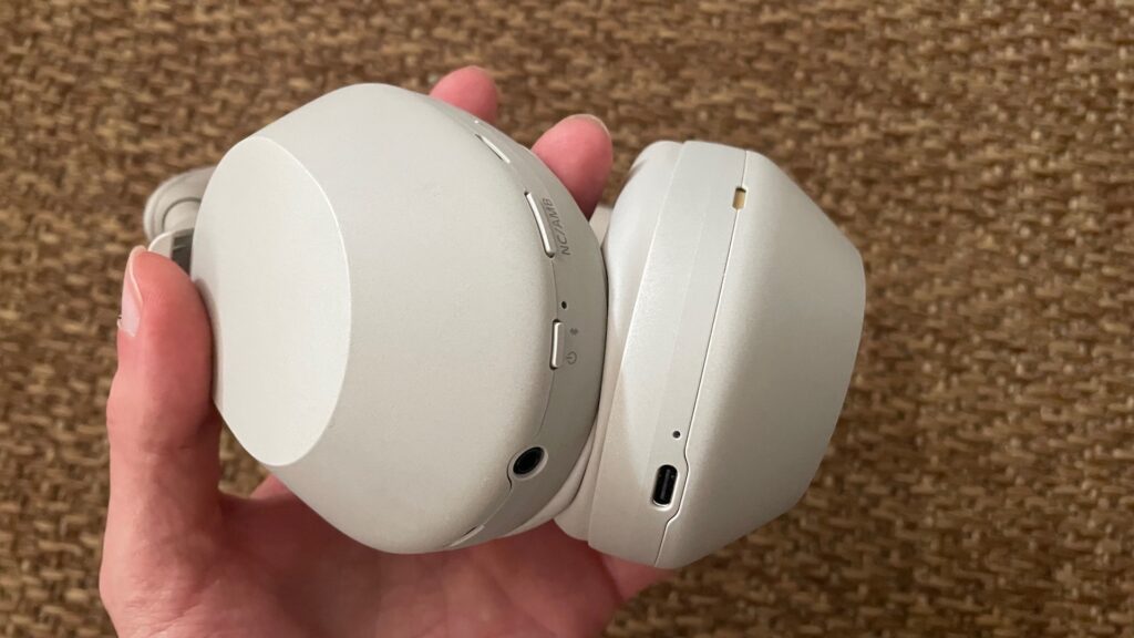 Les boutons du casque Sony WH-1000XM5 // Source : Maxime Claudel pour Numerama Les boutons du casque Sony WH-1000XM5 // Source : Maxime Claudel pour Numerama