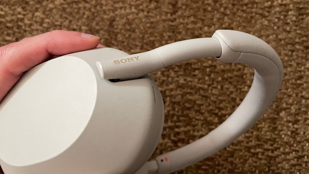L'arceau du casque Sony WH-1000XM5 // Source : Maxime Claudel pour Numerama L'arceau du casque Sony WH-1000XM5 // Source : Maxime Claudel pour Numerama