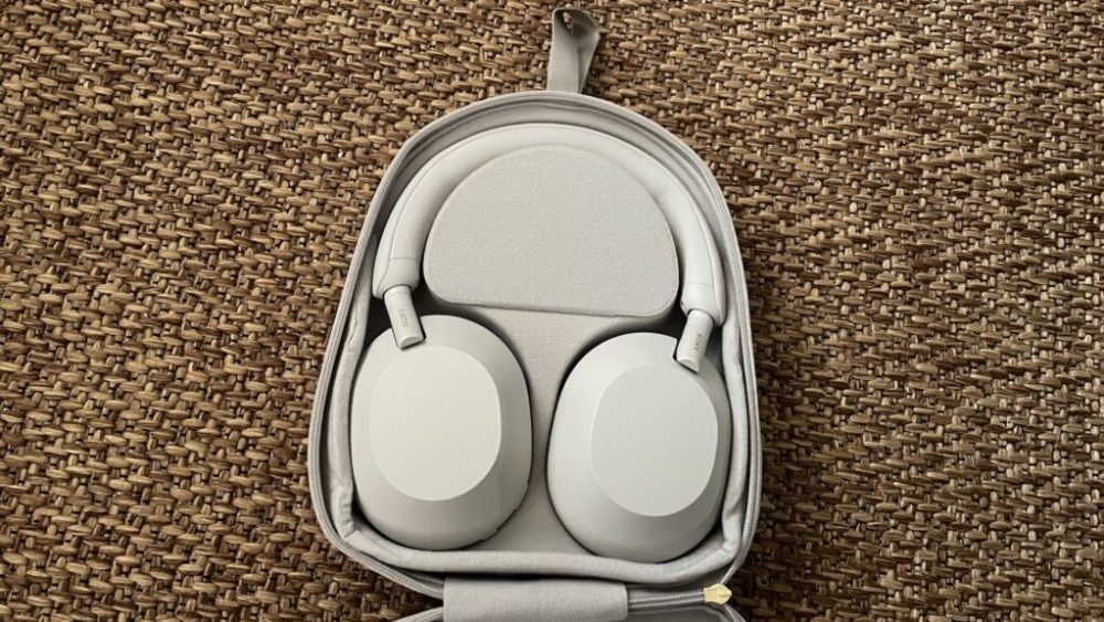 Le casque Sony WH-1000XM5 dans sa pochette // Source : Maxime Claudel pour Numerama Le casque Sony WH-1000XM5 dans sa pochette // Source : Maxime Claudel pour Numerama