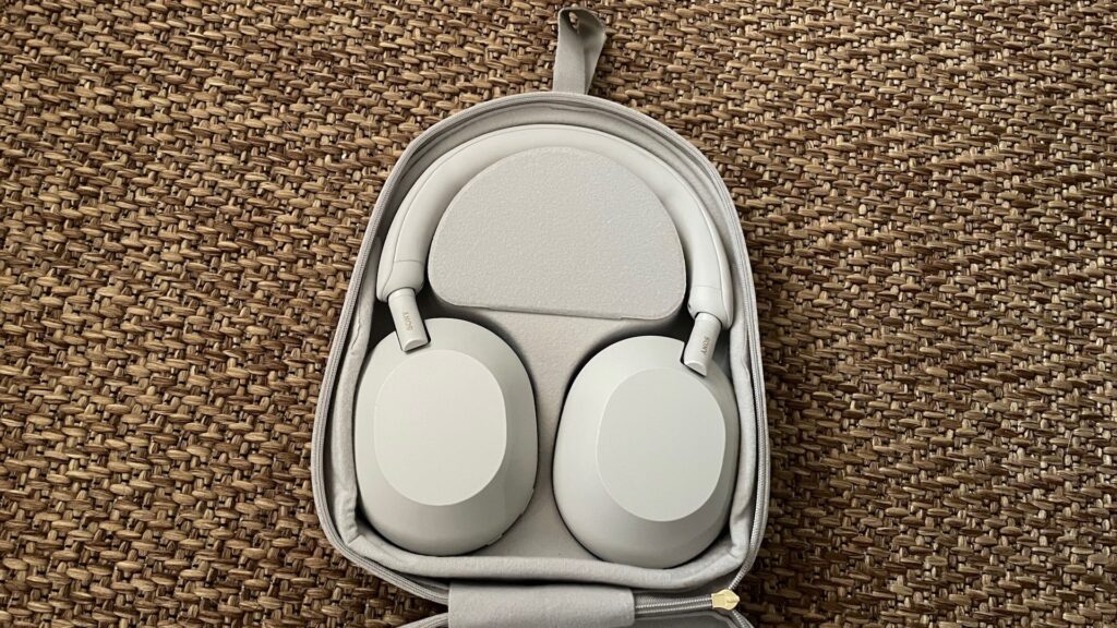 Le casque Sony WH-1000XM5 dans sa pochette // Source : Maxime Claudel pour Numerama Le casque Sony WH-1000XM5 dans sa pochette // Source : Maxime Claudel pour Numerama